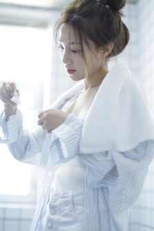 小娇妻露两个奶头给老爷吃